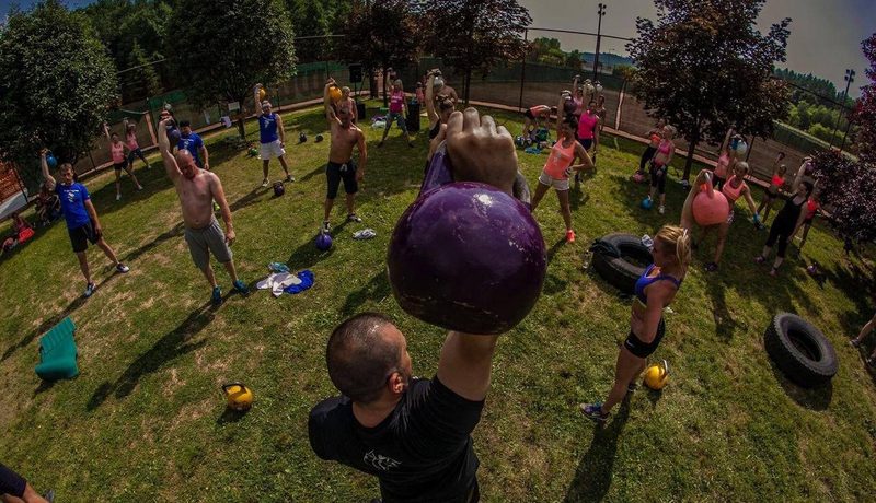 Csoportos kettlebell edzés — az egész test dolgozik