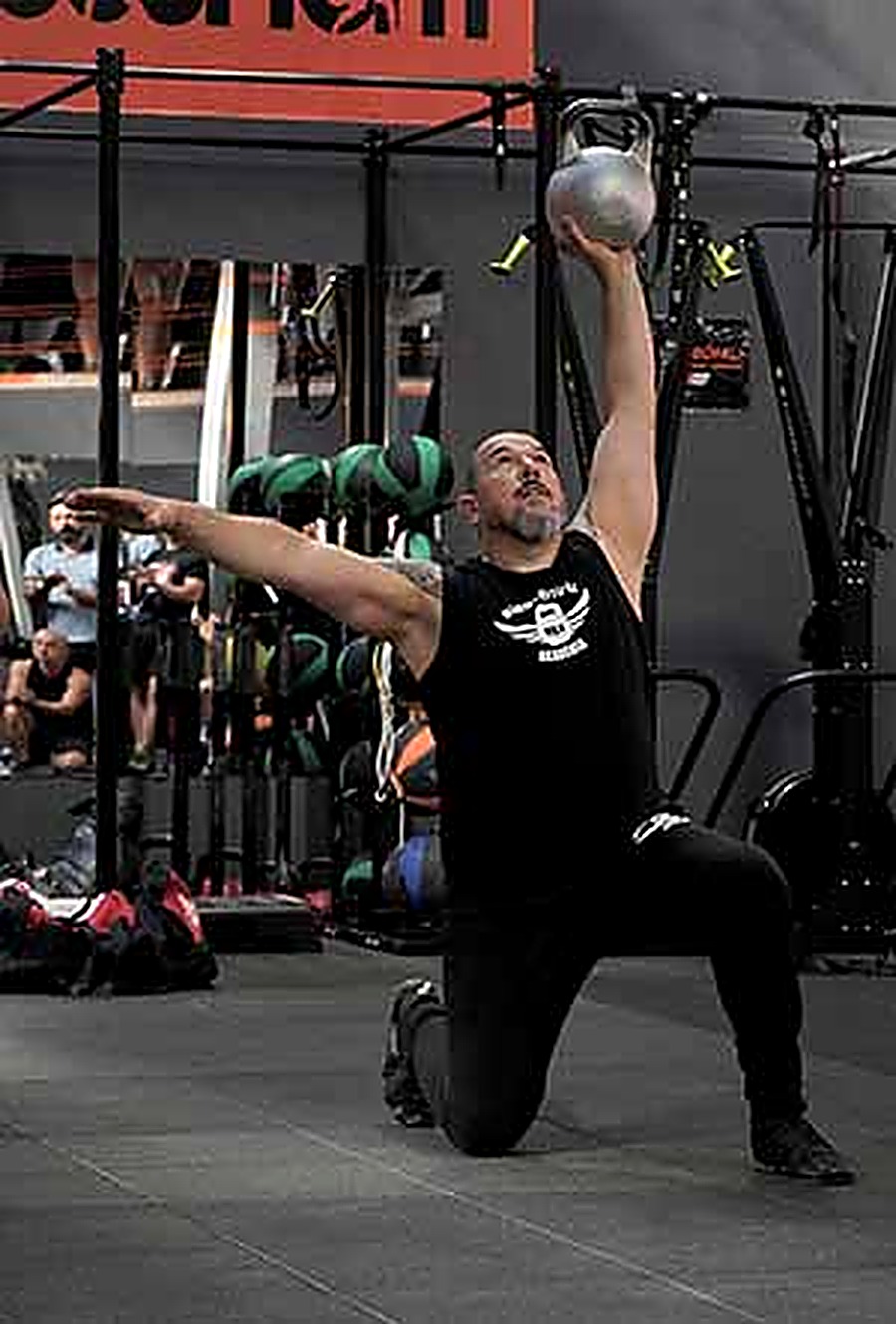 Csürke Csaba kettlebell press közben