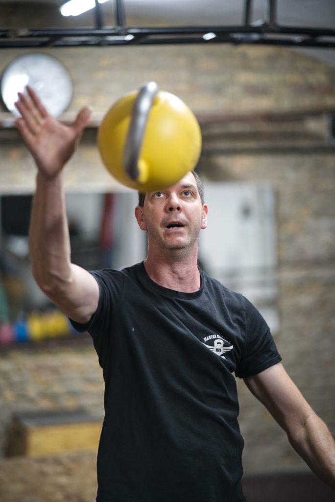 Bölöni Tomi Kettlebell zsonglőrködés