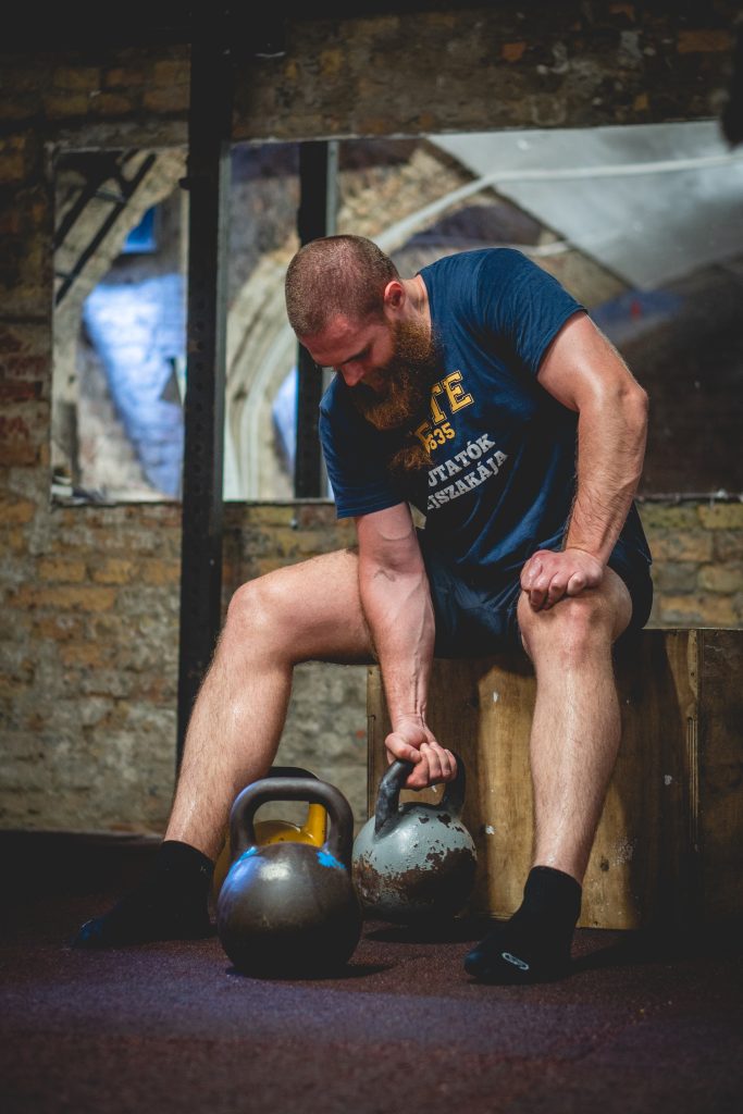 Kettlebellel edző férfi