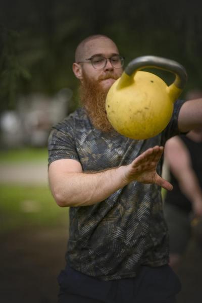 Kettlebell juggling — zsonglőrködés a Magyar Kettlebell Akadémián