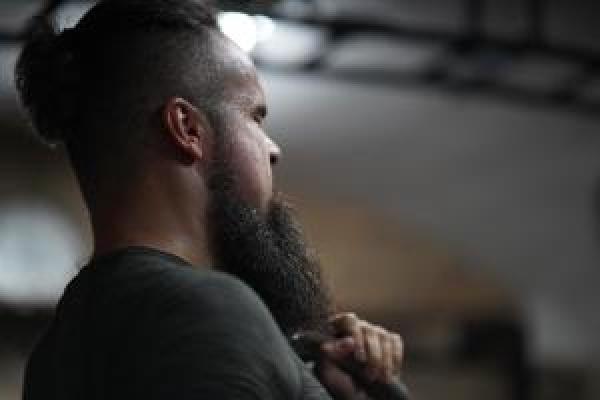 Fókuszált férfi kettlebell edzés közben a Magyar Kettlebell Akadémián, a stressz levezetése